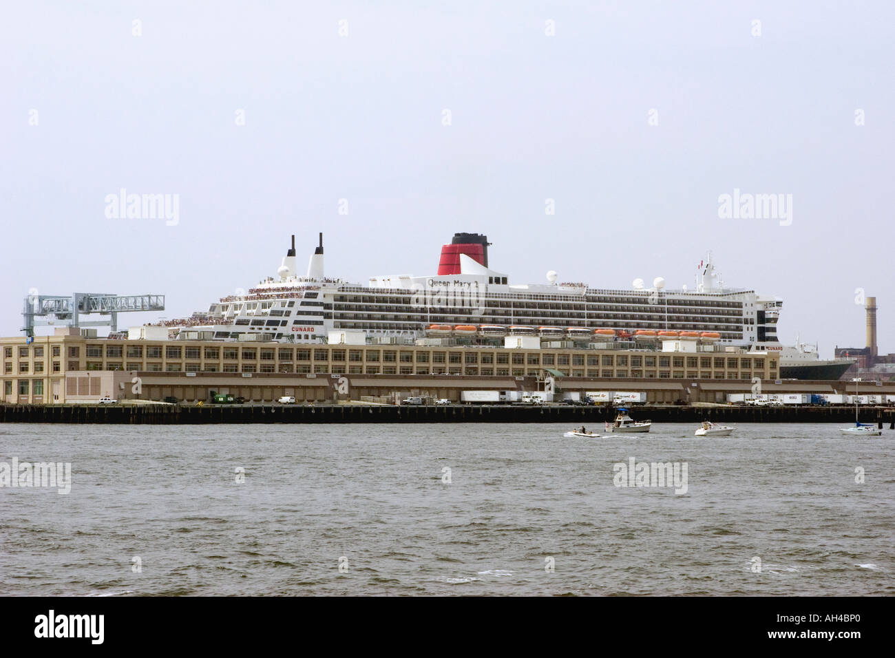 Queen Mary 2 angedockt am Black Falcon Cruise Terminal in Boston, Massachusetts, USA 4. Juli 2006 Stockfoto