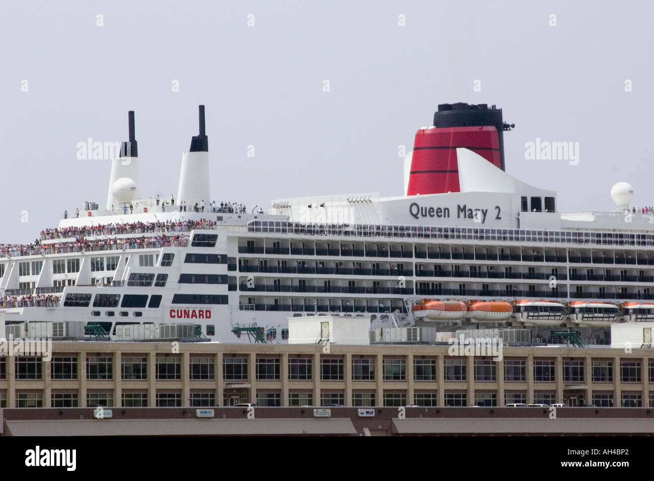 Weltweit größte Ozeandampfer Queen Mary 2 in Boston, Massachusetts, USA 4. Juli 2006 Stockfoto