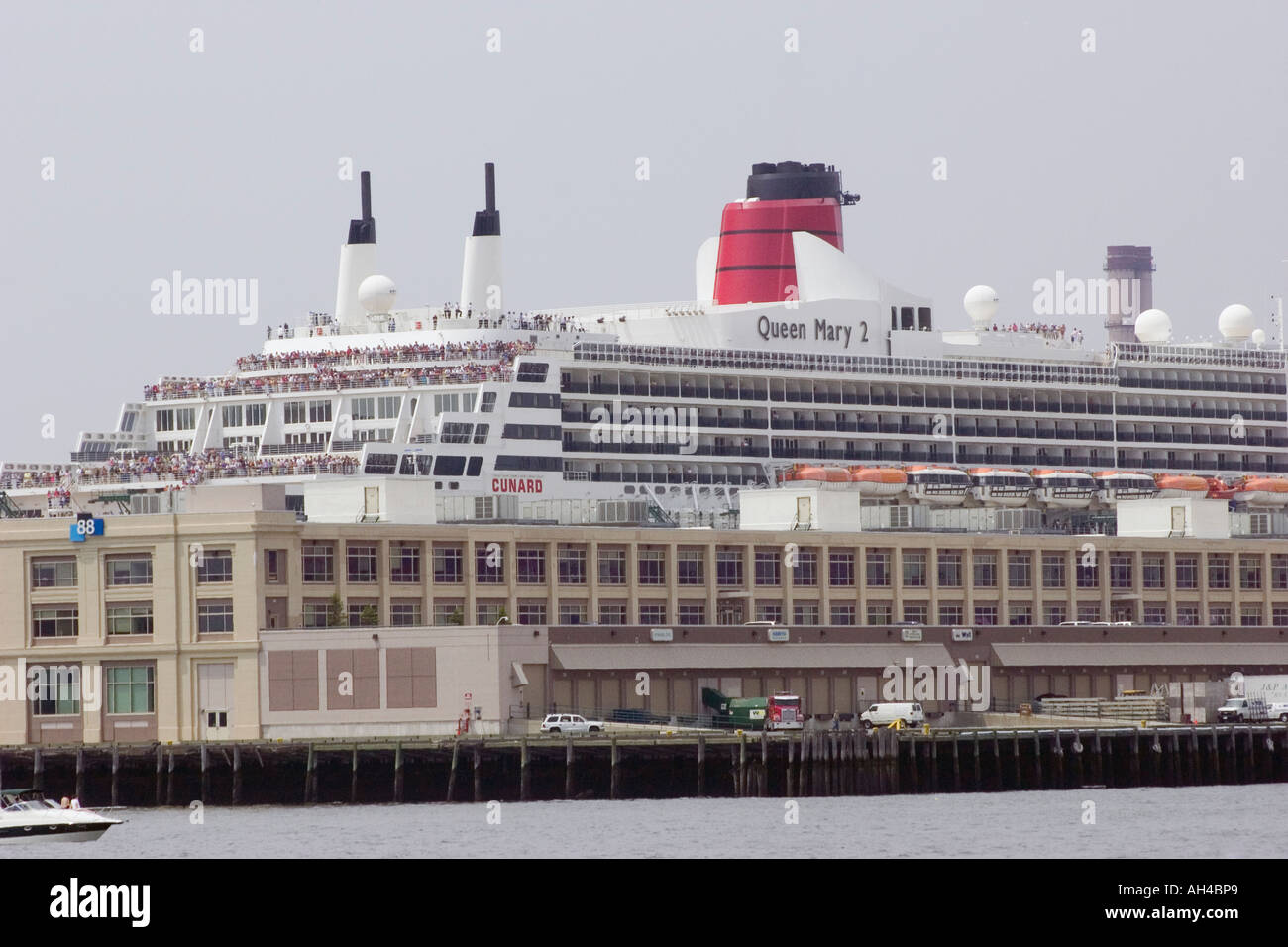 Nahaufnahme von Cunard Cruise Lines Queen Mary 2 während angedockt in Boston, Massachusetts Stockfoto