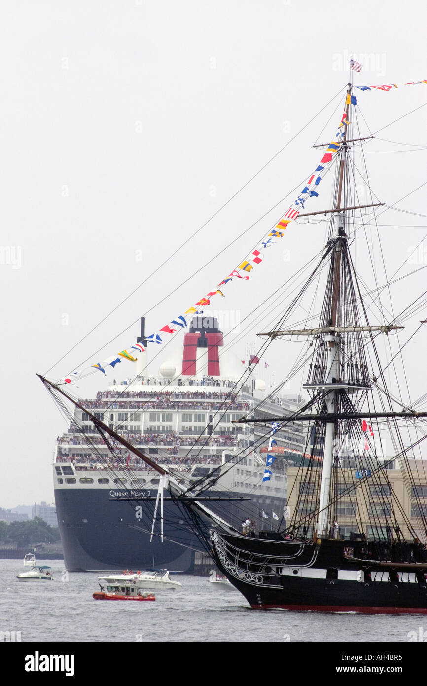 USS Constitution Segel Vergangenheit der Queen Mary 2 am jährlichen umdrehen cruise 4. Juli 2006 Stockfoto