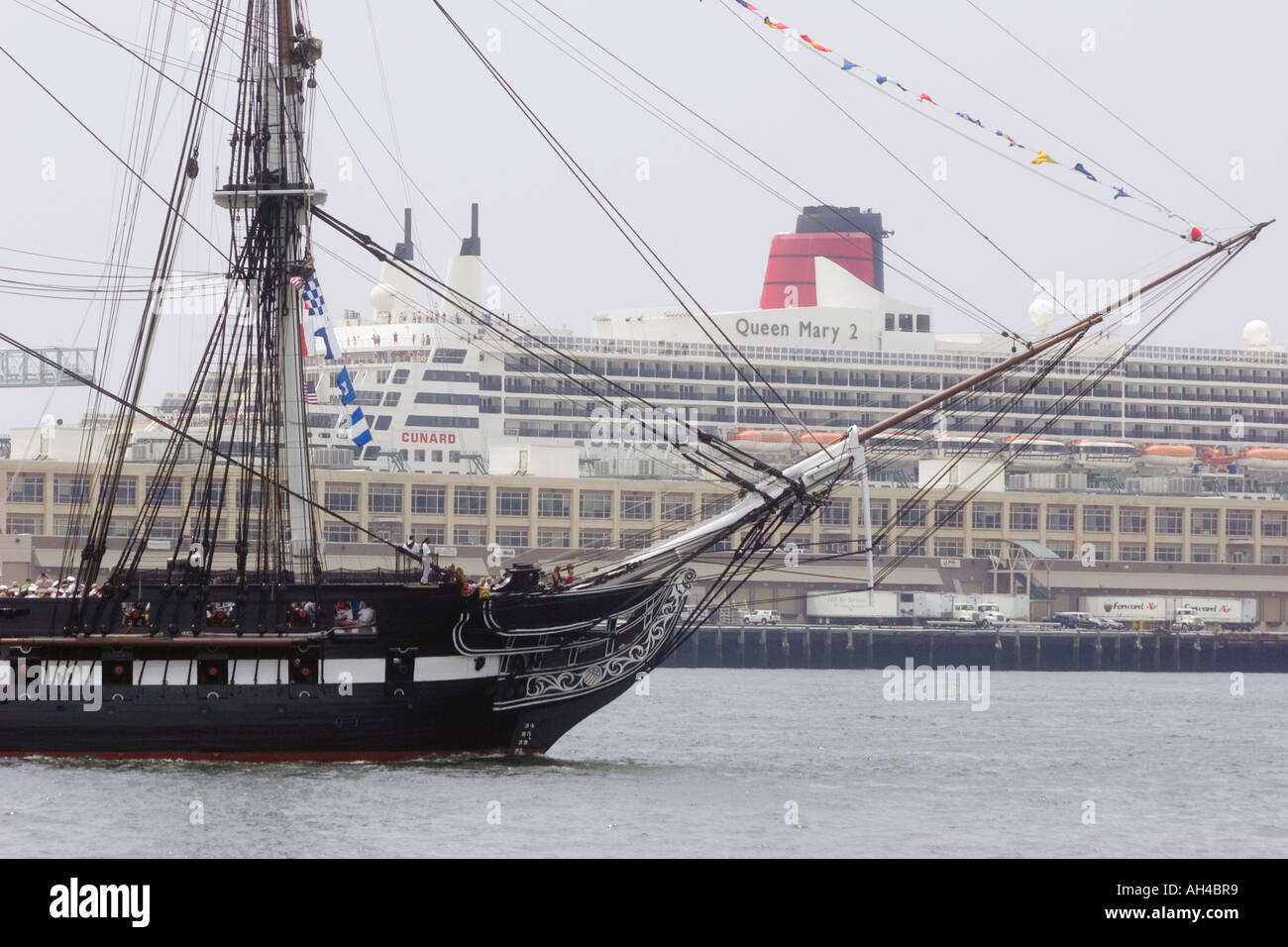 USS Constitution Segel Vergangenheit der Queen Mary 2 am jährlichen umdrehen cruise 4. Juli 2006 Stockfoto