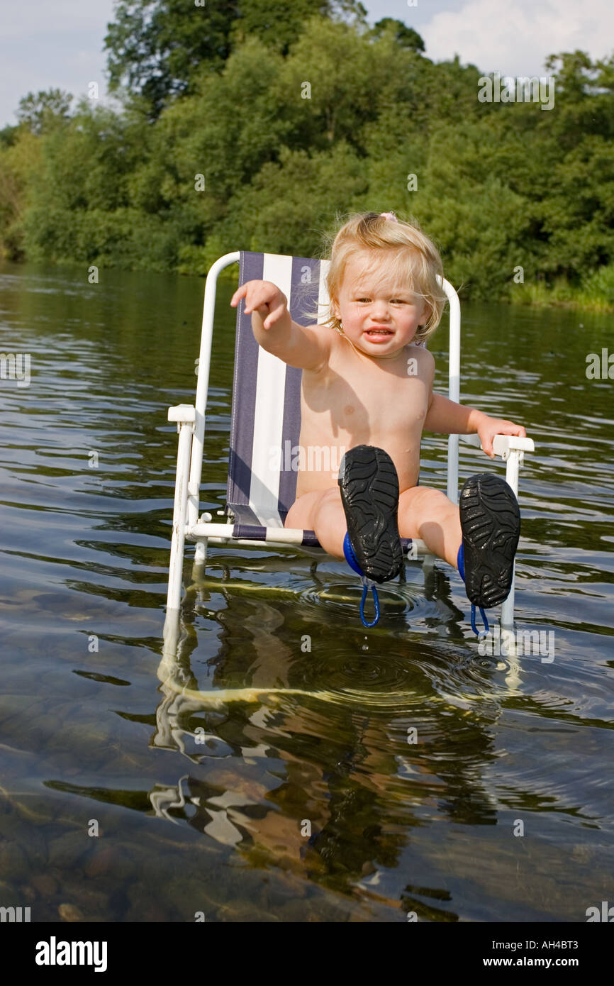 Kleinkind auf Picknick Stuhl im Fluss Wye Kühlung an heißen Tag UK Stockfoto