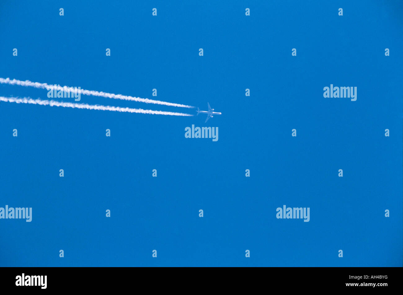 Verkehrsflugzeug in Höhe fliegen. Stockfoto