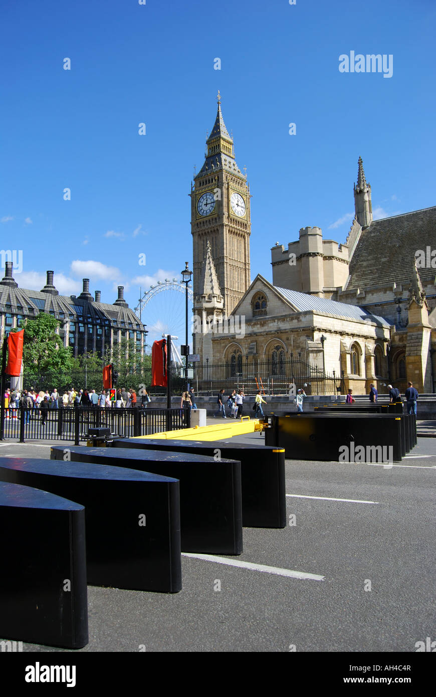 Sicherheits-Barrieren, Big Ben und Häuser des Parlaments, Parliament Square, London, England, Vereinigtes Königreich Stockfoto