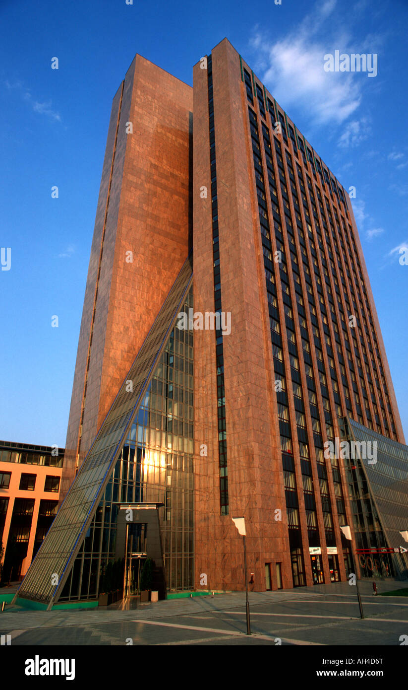 Berlin. Marzahn. Berlin-Hellersdorf. Bürohaus Pyramide genannt. Pyramide Stockfoto