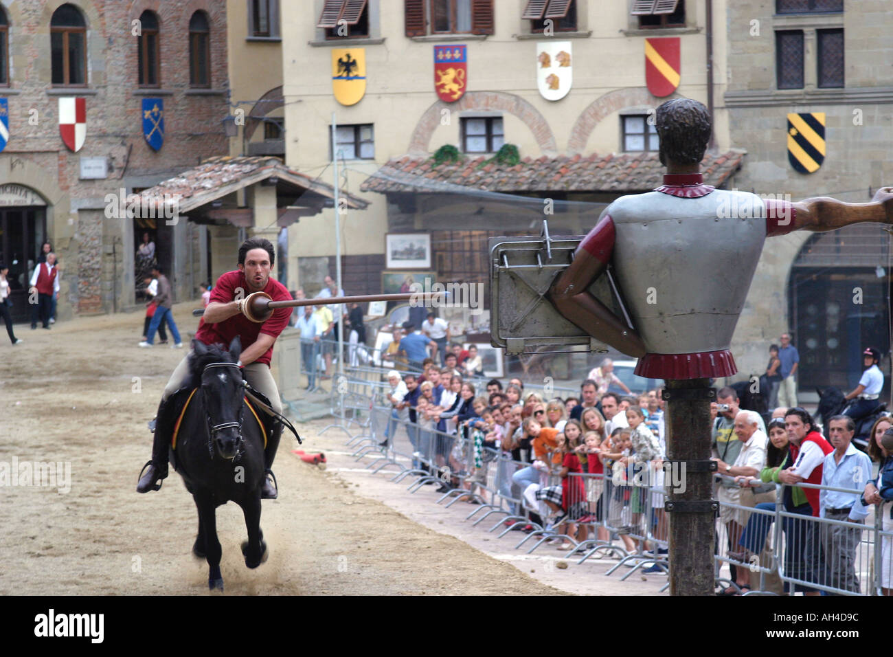 Kandidat in Arezzo s Giostra del Saraceno reiht sich Streikrecht der Ritterspiele Ziel während Abendpraxis Toskana Italien Stockfoto