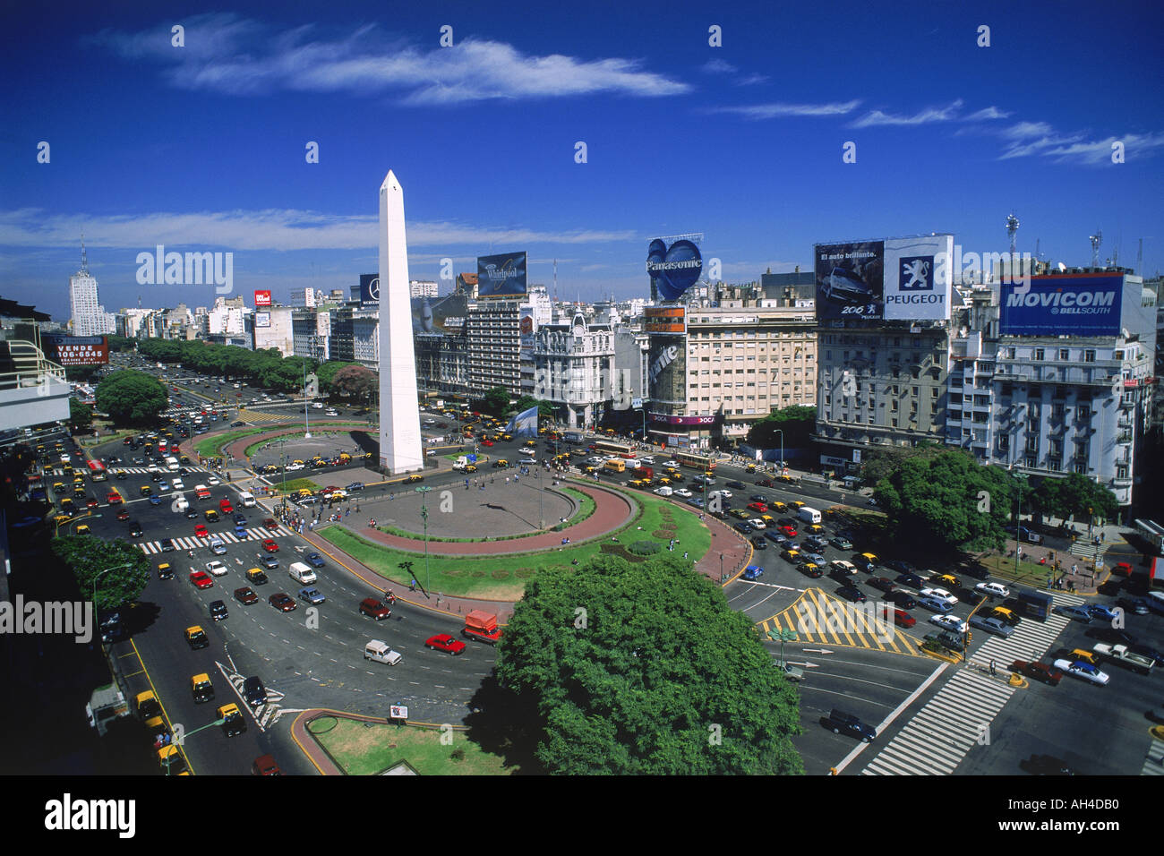 Plaza De La République auf der 9 de Julio Avenue mit Obelisk in Buenos Aires Stockfoto