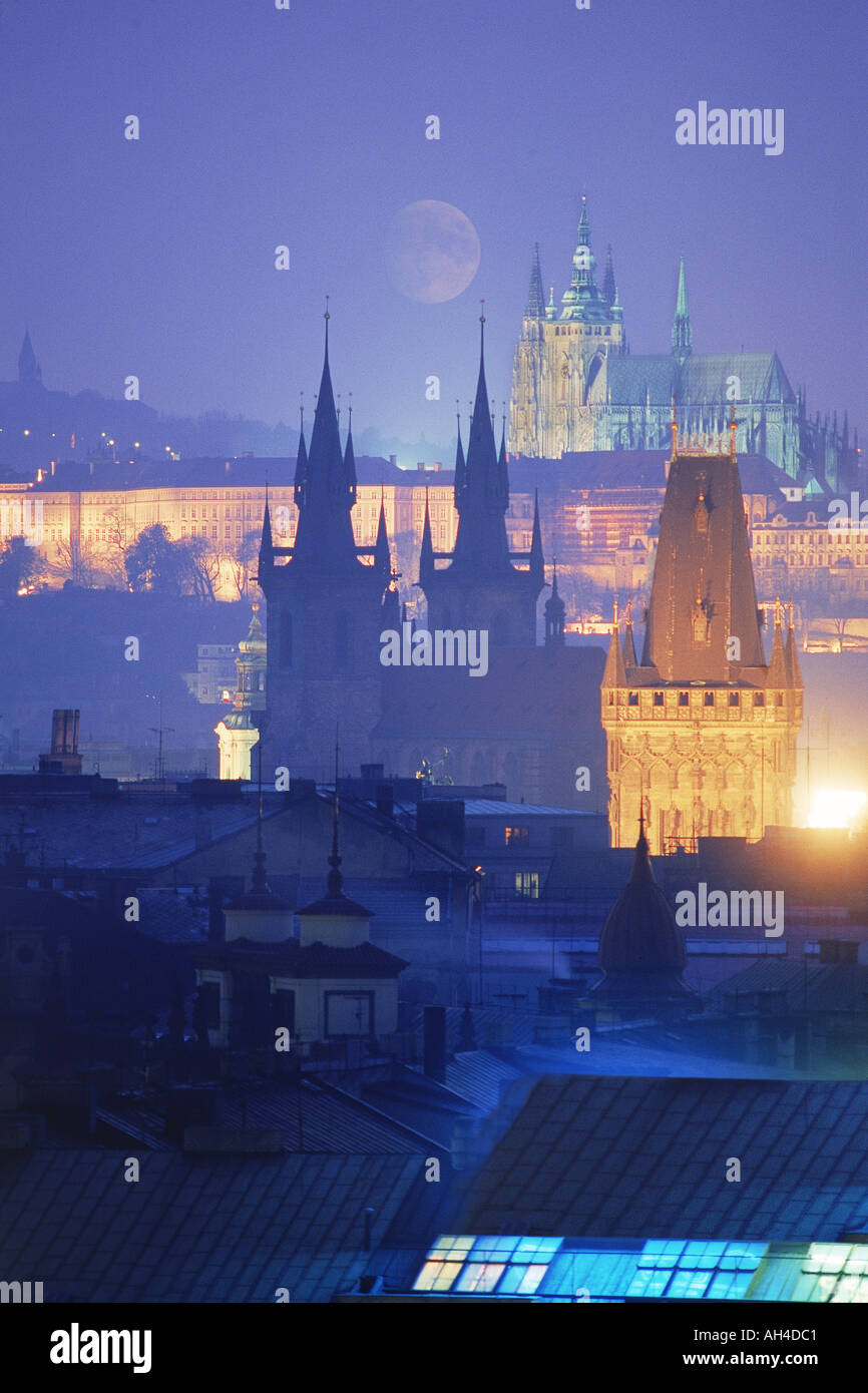 Die Stadt der 100 Türme und die Prager Burg oder die Burg Hradschin mit St Vitus Cathedral unter Vollmond in der Nacht Stockfoto