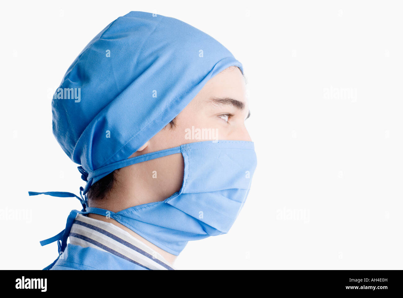 Seitenansicht eines männlichen Chirurgen Stockfoto
