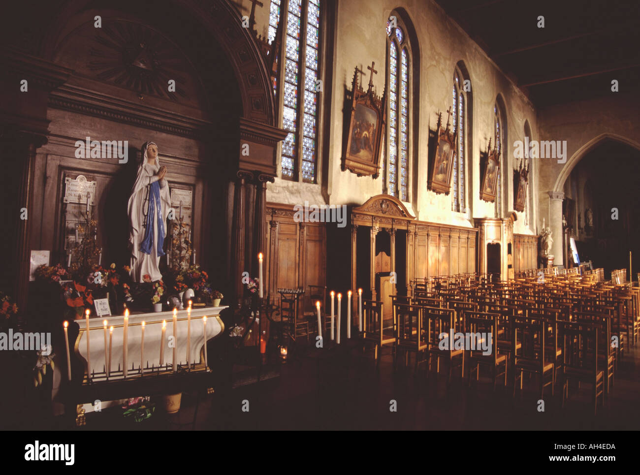 Katholische Kirche innen im flämischen Teil von Nordfrankreich in der Nähe von Dunkerque Stockfoto