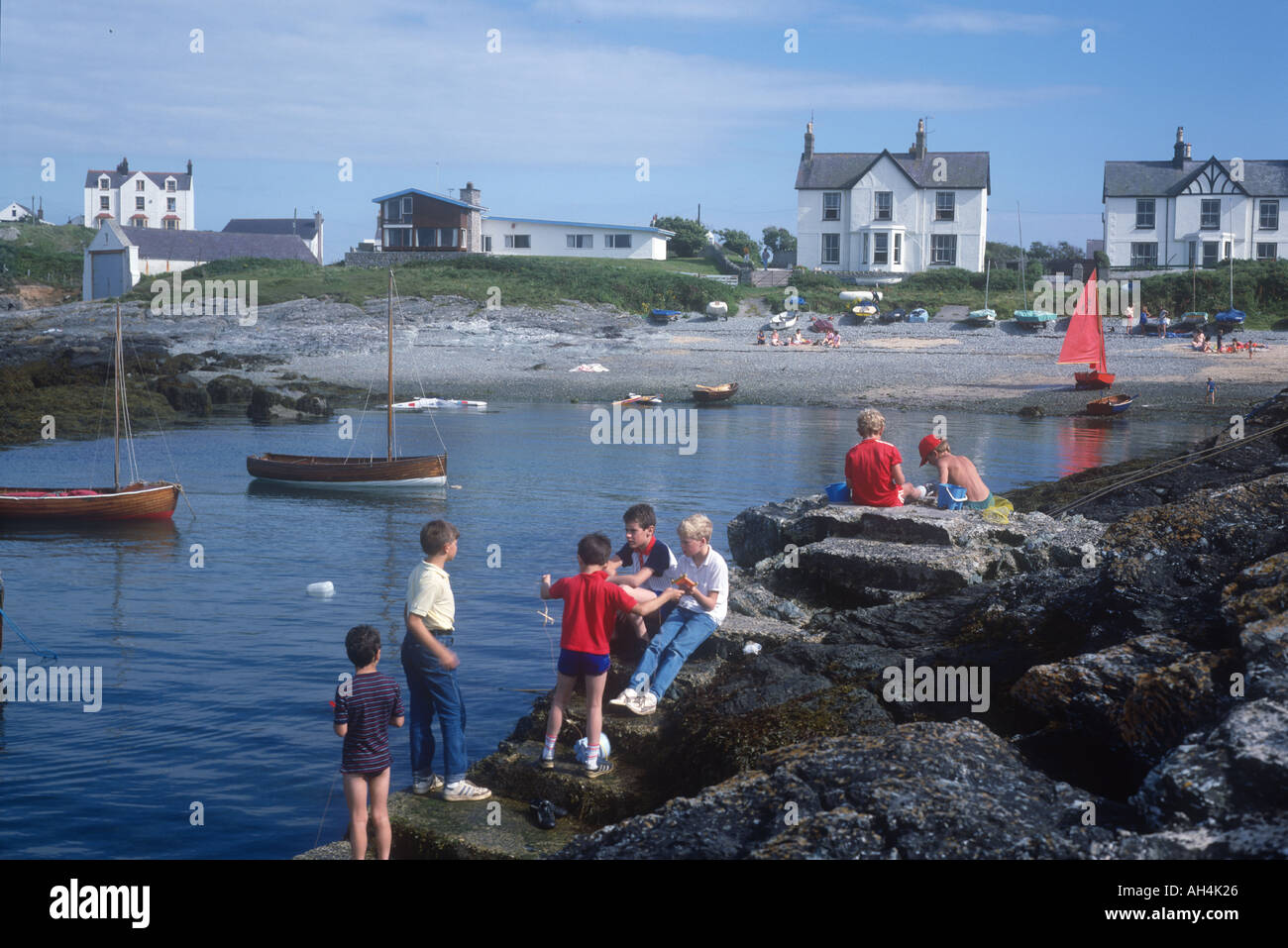 Kinder und Segel Boote Trearddur Bay Anglesey Nord-West-Wales Stockfoto