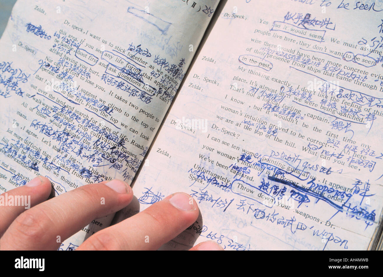 Englisch Schulbuch mit handschriftlichen Übersetzung ins chinesische, China Stockfoto