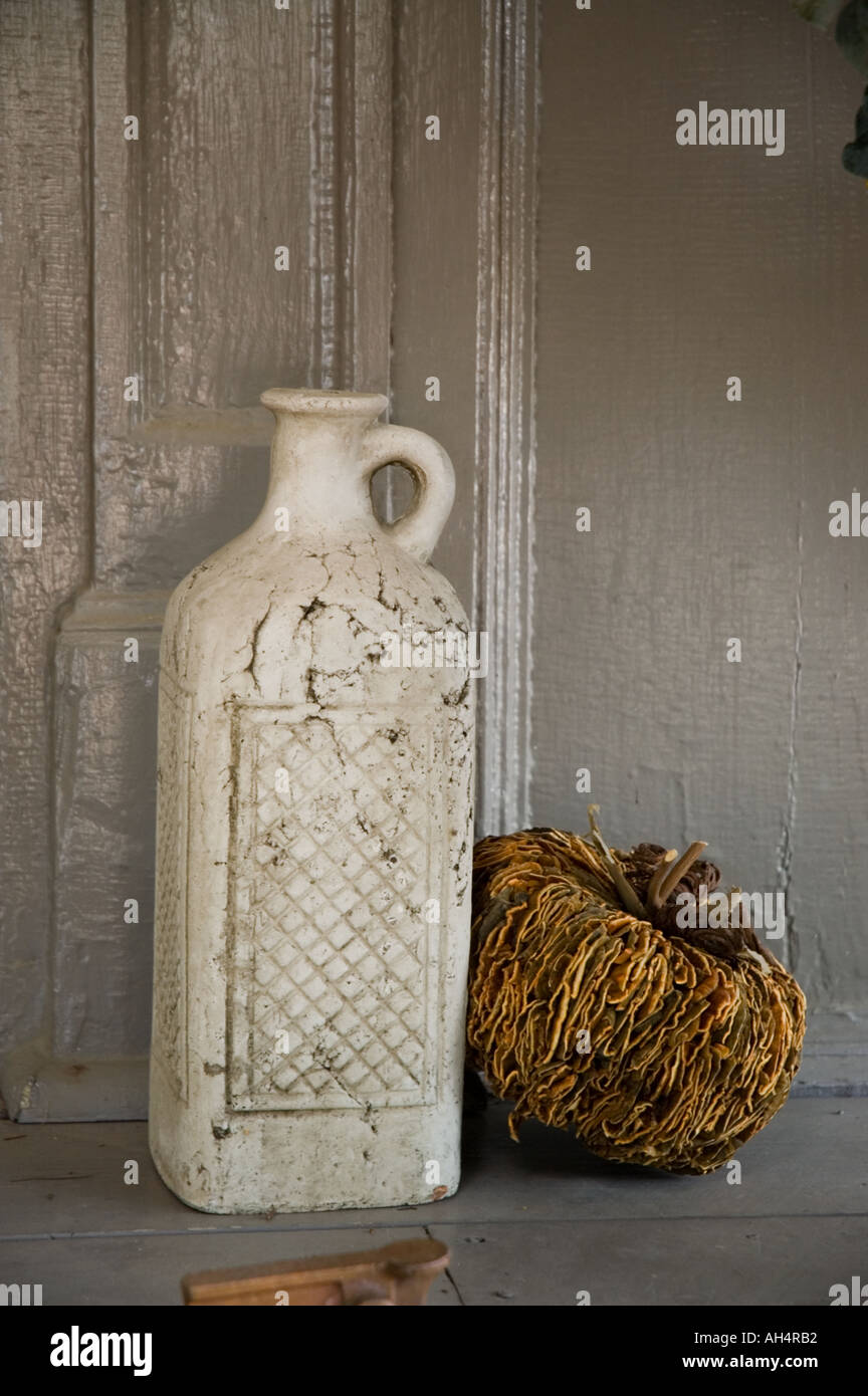 Stilvolle alte Flasche Behälter vor der Tür Stockfoto