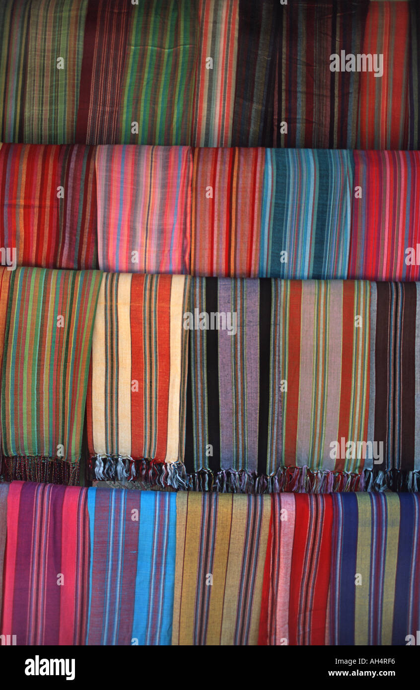 Bunt gewebte Tücher zum Verkauf auf einem Stall in Nungwi Unguja Sansibar  Tansania Ostafrika Stockfotografie - Alamy