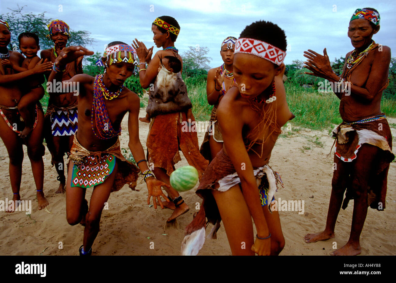 San-Buschmänner tanzen Kalahari Wüste Namibia Stockfoto