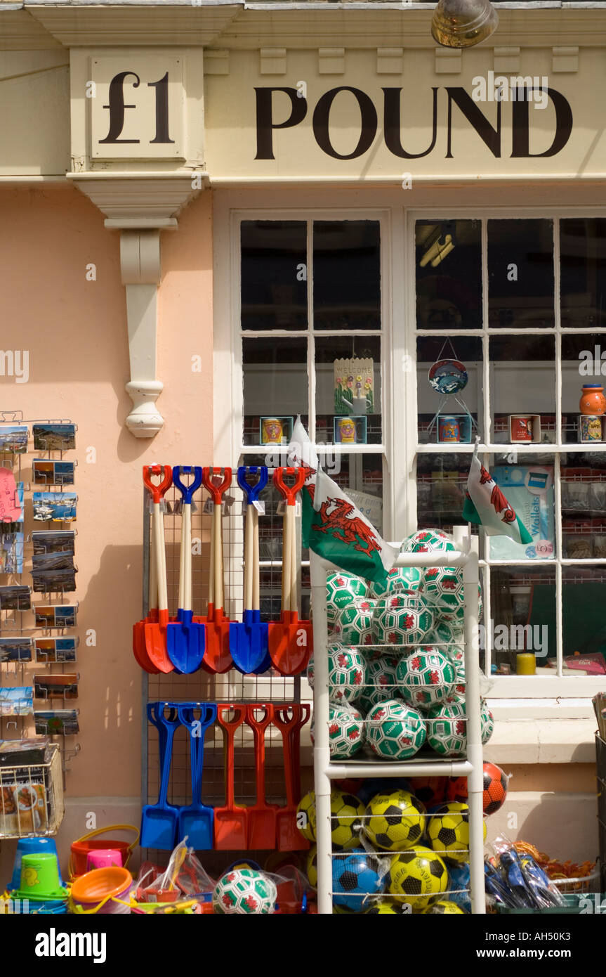 die berühmten £1 Pfund Shop - billige Kunststoffwaren und Spielzeug - Aberaeron Ceredigion West Wales UK Stockfoto