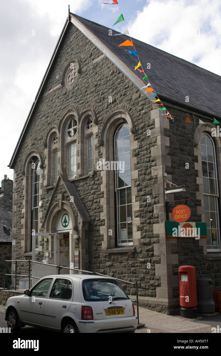 Umgebauten Kapelle, jetzt ein Spar Supermarkt und Postamt Ortszentrum Snowdonia Gwynedd Nord-wales Stockfoto