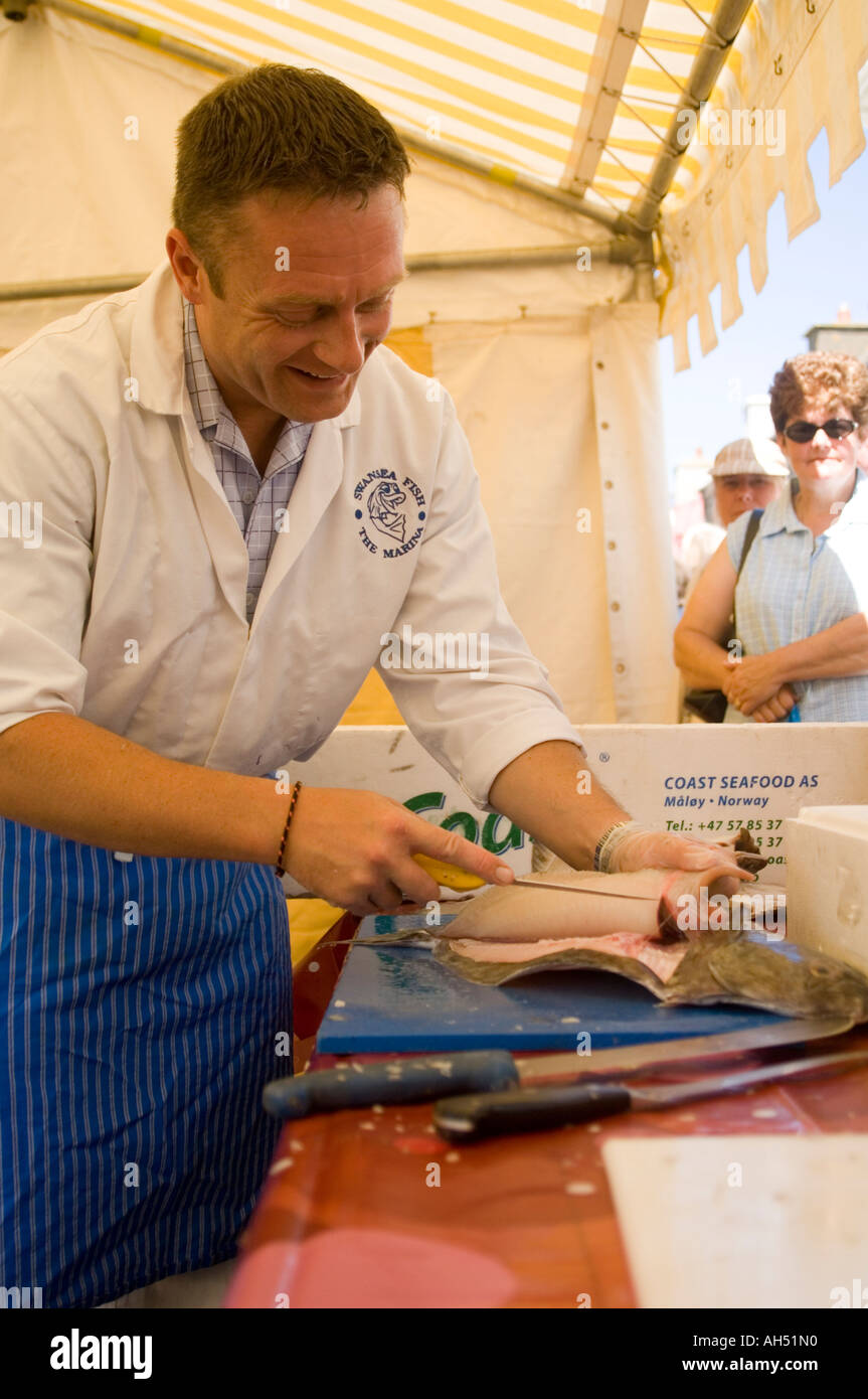 ein Mann, Mahlzeit, Aberaeron Seafood Festival, Cardigan Bay West Wales Sommernachmittag frischen weißen Fisch vorbereiten Stockfoto