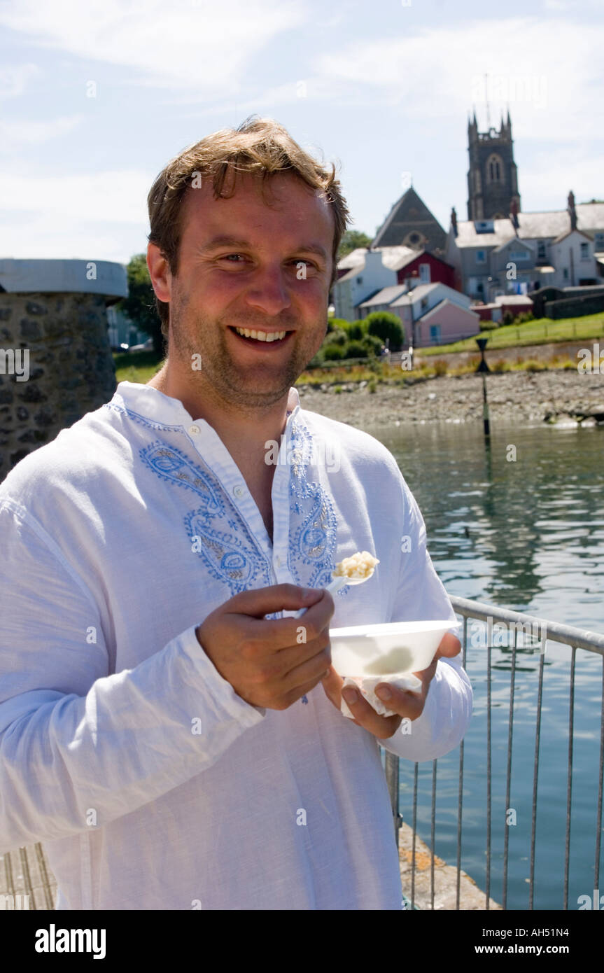 eine lächelnde Menschen essen Meeresfrüchte, Aberaeron Seafood Festival Happpy wales Cardigan Bay west, Sommernachmittag, Wales UK Stockfoto
