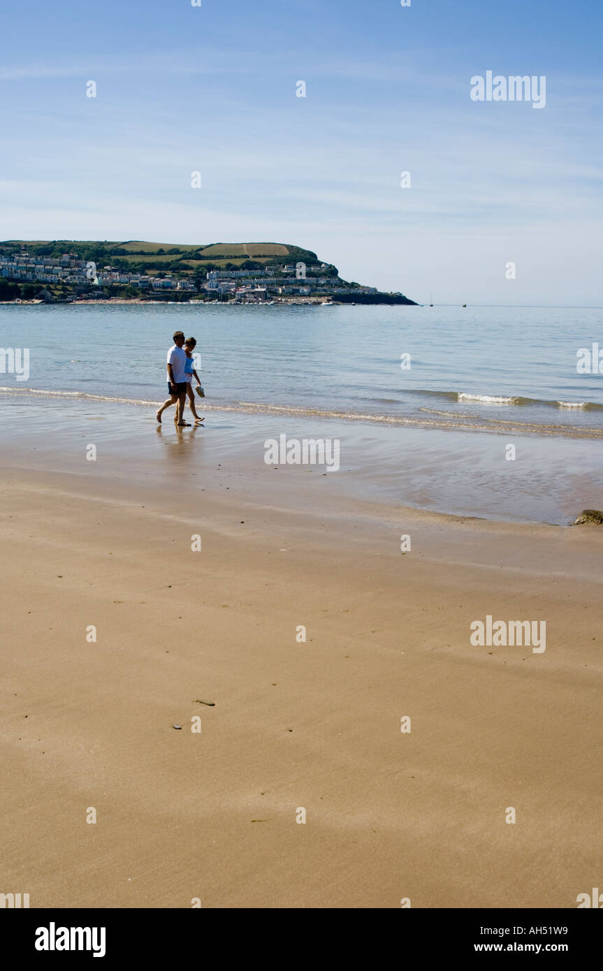 zwei Menschen, paar, zu Fuß in das Meer Traethgwyn Strand, zwischen Cei Bach und New Quay Ceredigion Wales UK Sommernachmittag Stockfoto