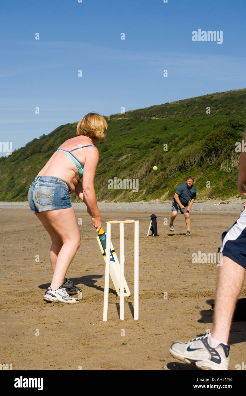 Familie spielen Strand Cricket Cei Bach Ceredigion Wales Cymru Sommernachmittag Stockfoto