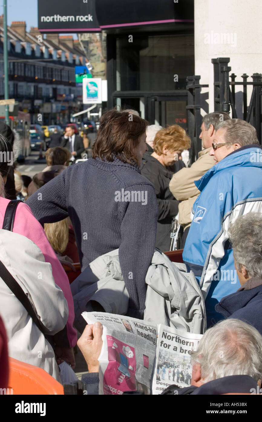 Menschen Schlangestehen vor eine Filiale von Northern Rock berechtigt, ihre Ersparnisse durch Fallout aus der Kreditkrise, September 2007 Stockfoto