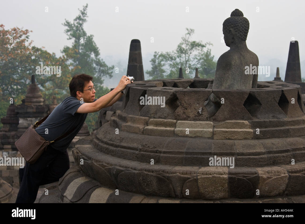 Touristen fotografieren Buddha Borobudur Indonesien Stockfoto