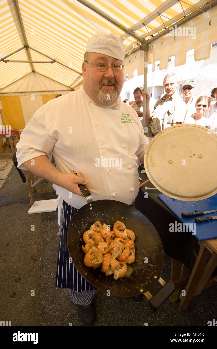 Lustige dicke Koch, Meeresfrüchte gefangen zeigt frisch vor Ort, im Wok, Aberaeron Seafood Festival, Ceredigion Cymru Wales UK Stockfoto