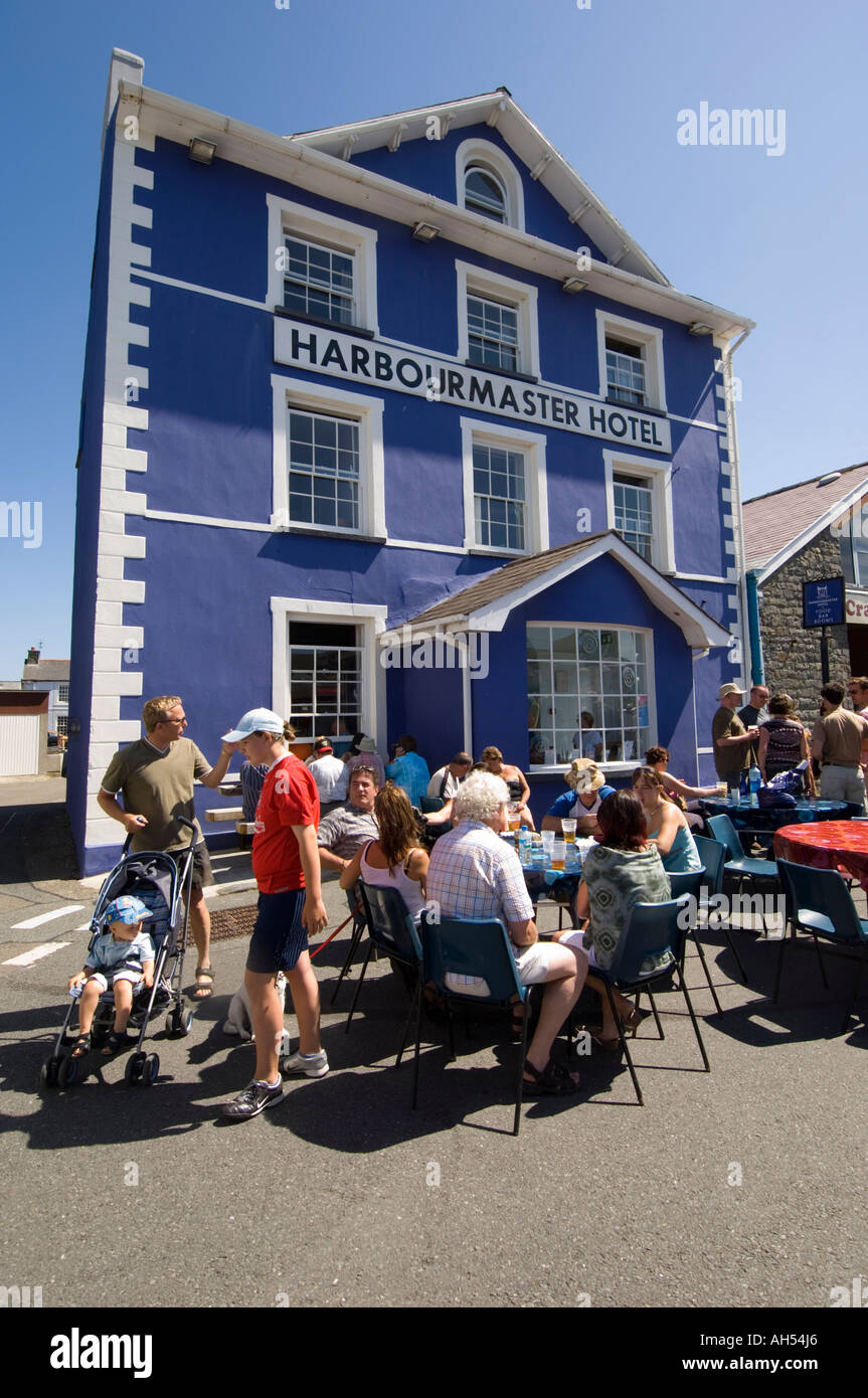 Menschen Essen vor dem Hafenmeister Hotel während Aberaeron Seafood Festival, Ceredigion Cymru Wales Stockfoto