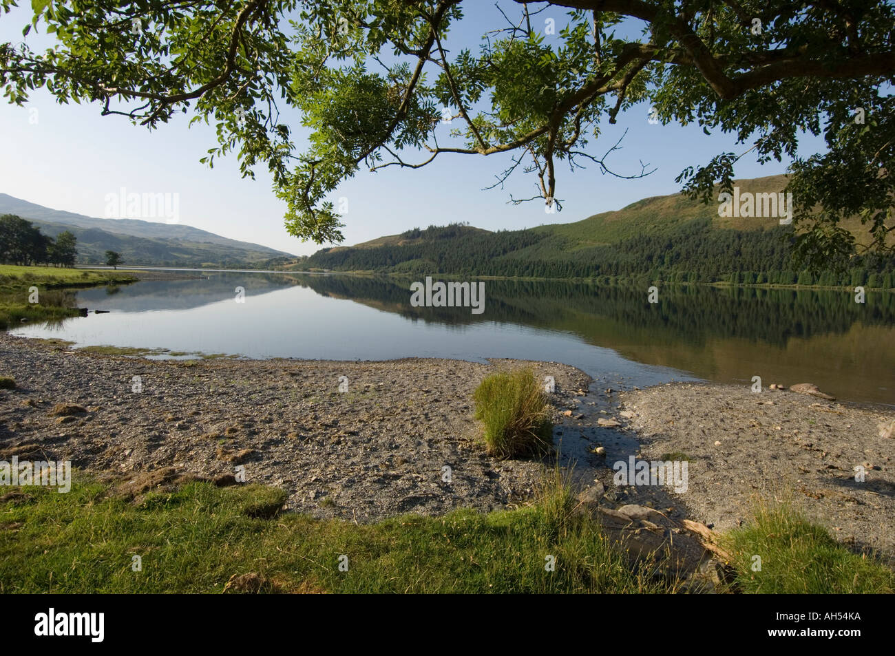 die ruhigen Gewässer des Llyn Cwellyn, in der Nähe von Beddgelert, Snowdonia National Park Gwynedd North Wales (verlängerte Sommermorgen) UK Stockfoto