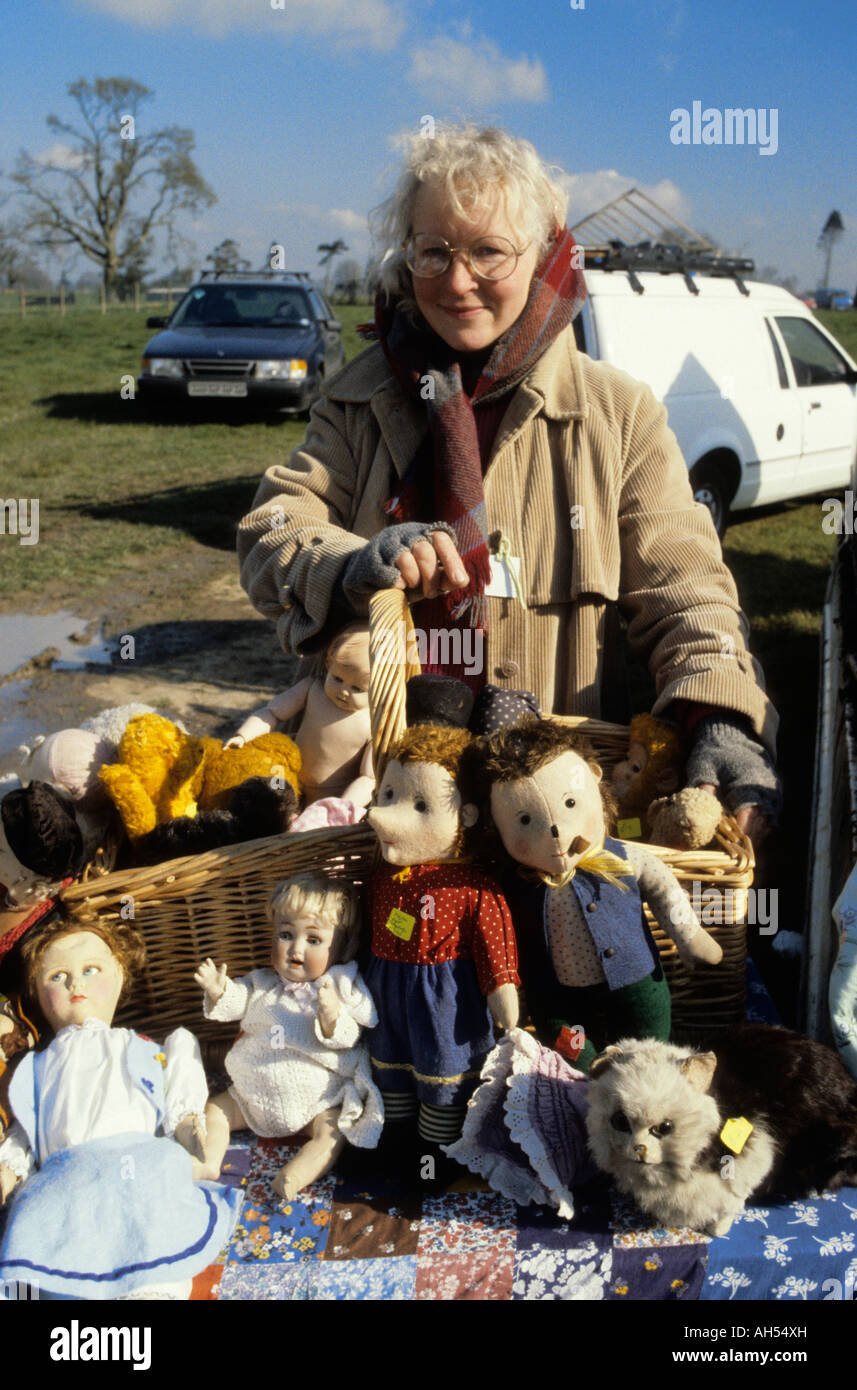 Standinhaber Weinlese-Puppen bei Antiquitäten Messe Flohmarkt zu verkaufen Stockfoto