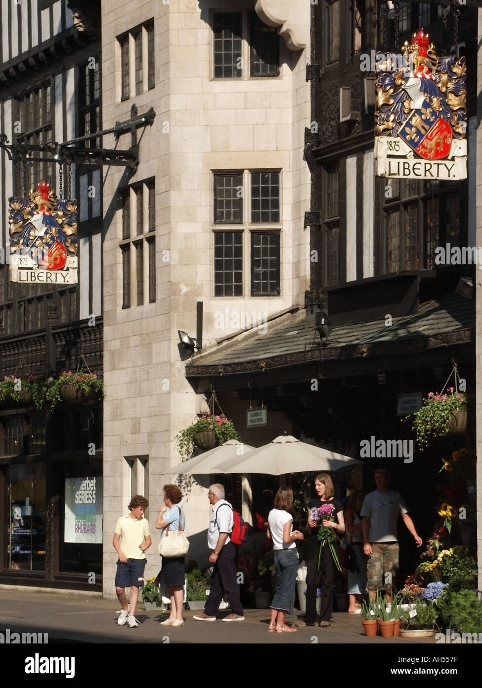 West End London Liberty Kaufhaus speichern Zeichen über Great Marlborough Street Eingang mit Stall zu verkaufen Blumen Stockfoto