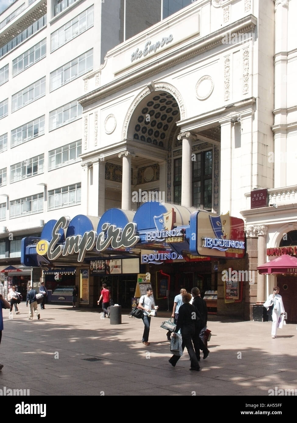 Empire UCI Cinema Haupteingang der Anlage um 2002 Equinox Diskothek Tanzsaal Nightclub Veranstaltungsort in Leicester Square West End London England Großbritannien Stockfoto