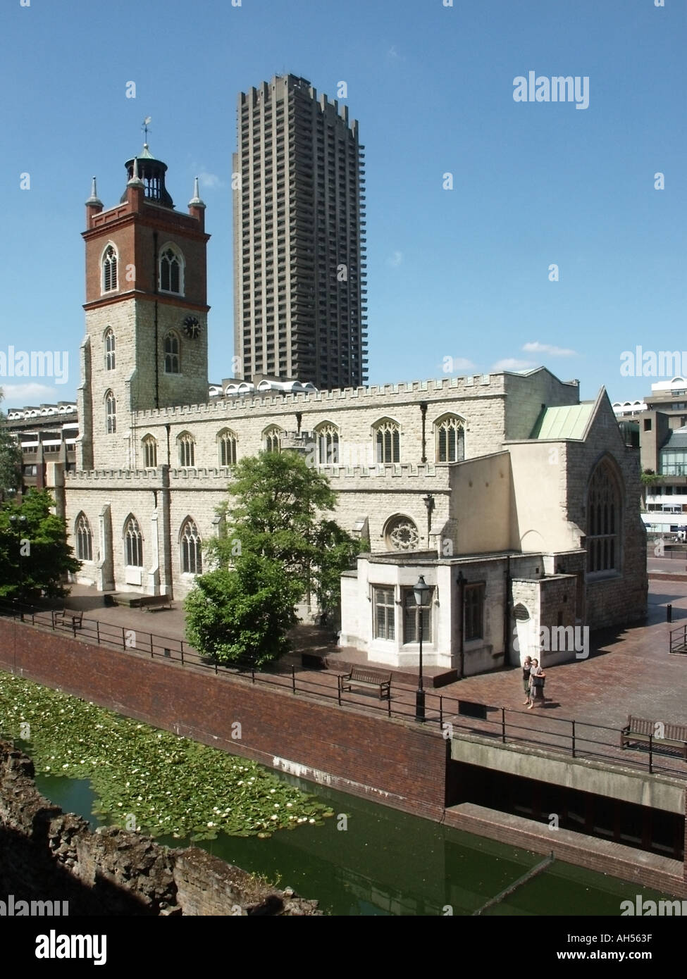 St. Giles-without-Cripplegate Pfarrkirche für das Barbican Centre Hochhaus Barbican Wohnturm hinter der City of London England Großbritannien Stockfoto