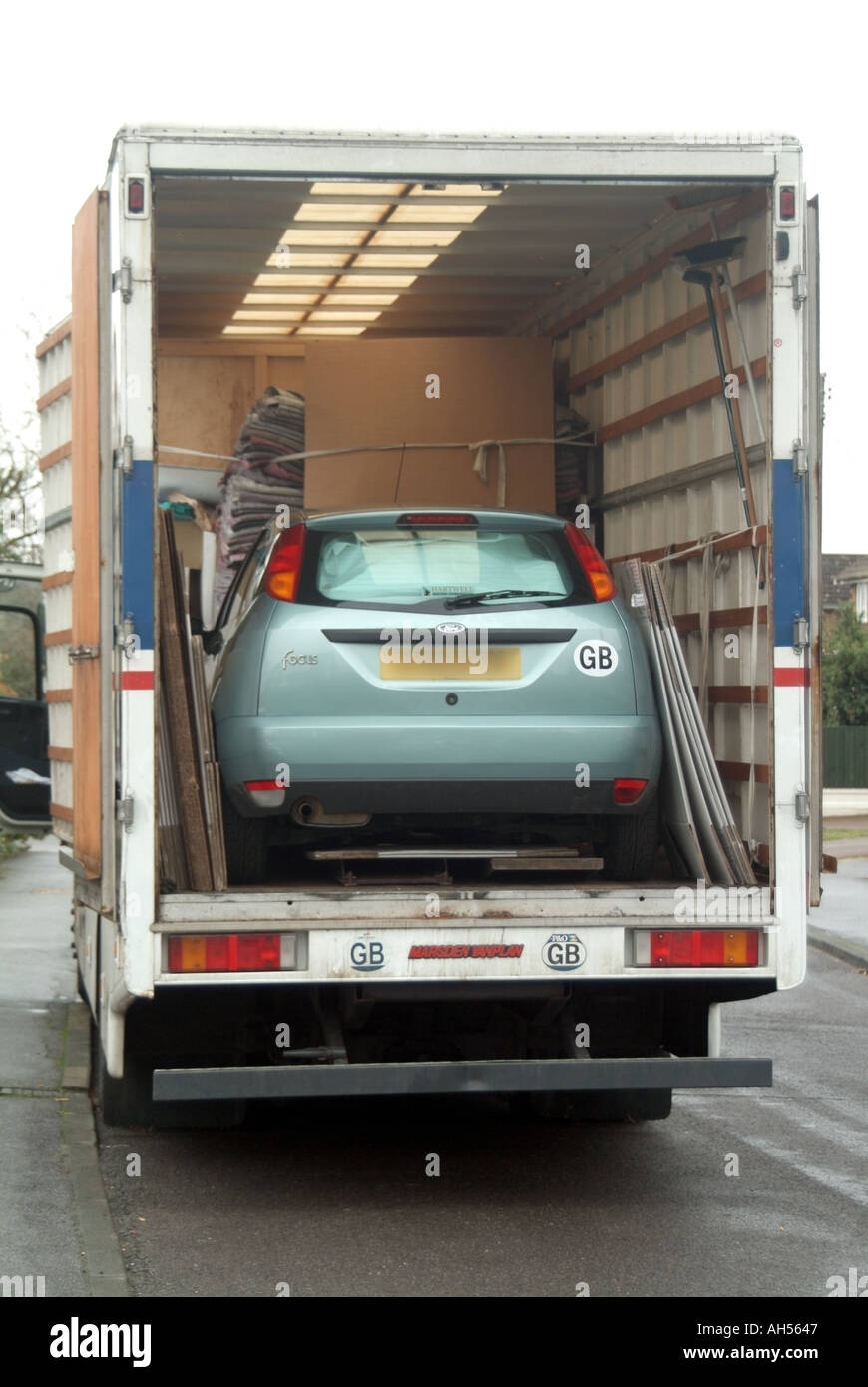 Entfernung-Van mit Ford Focus Auto innen geladen Stockfoto