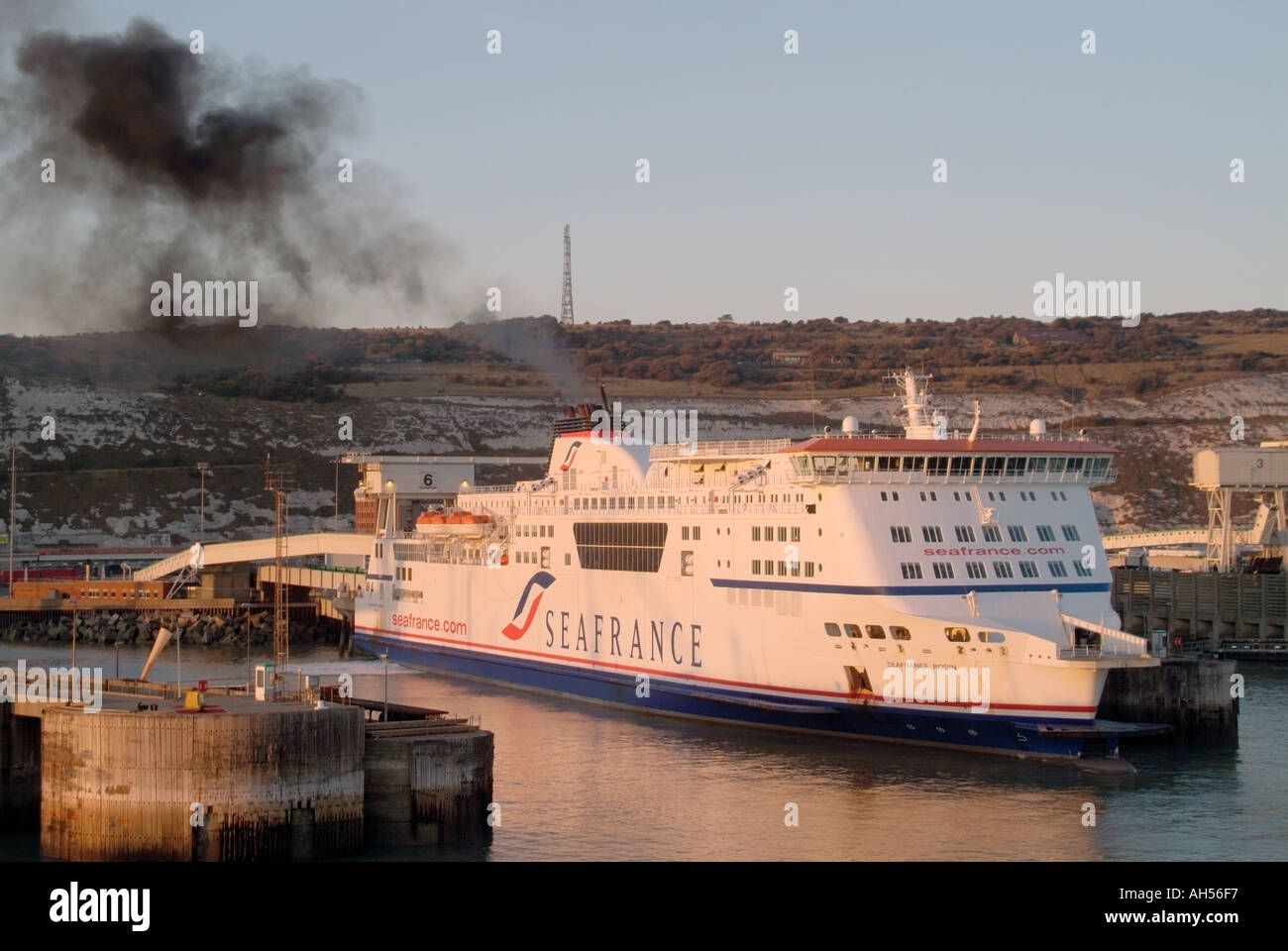 SeaFrance Cross Channel Roll on roll off Fähre 'Rodin' Entladen schwarzen Rauch in Atmosphäre auf Englisch Kanal Port of Dover Kent England Großbritannien Stockfoto