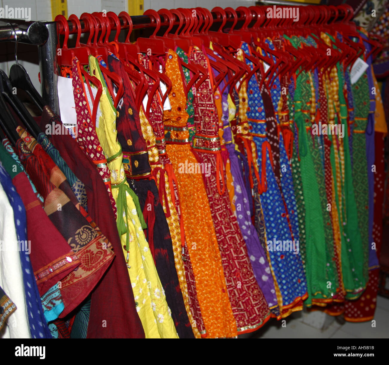 Bunte Kleider hängen auf der Schiene in der indischen Kleid shop Stockfoto