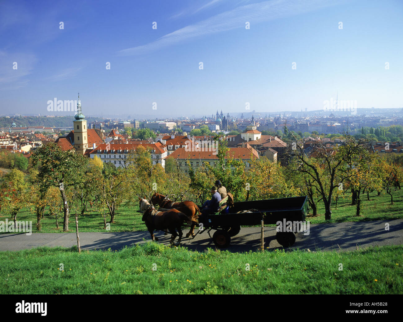 Arbeitnehmer mit Pferd und Wagen in Petrin Park über Prag im Herbst Stockfoto