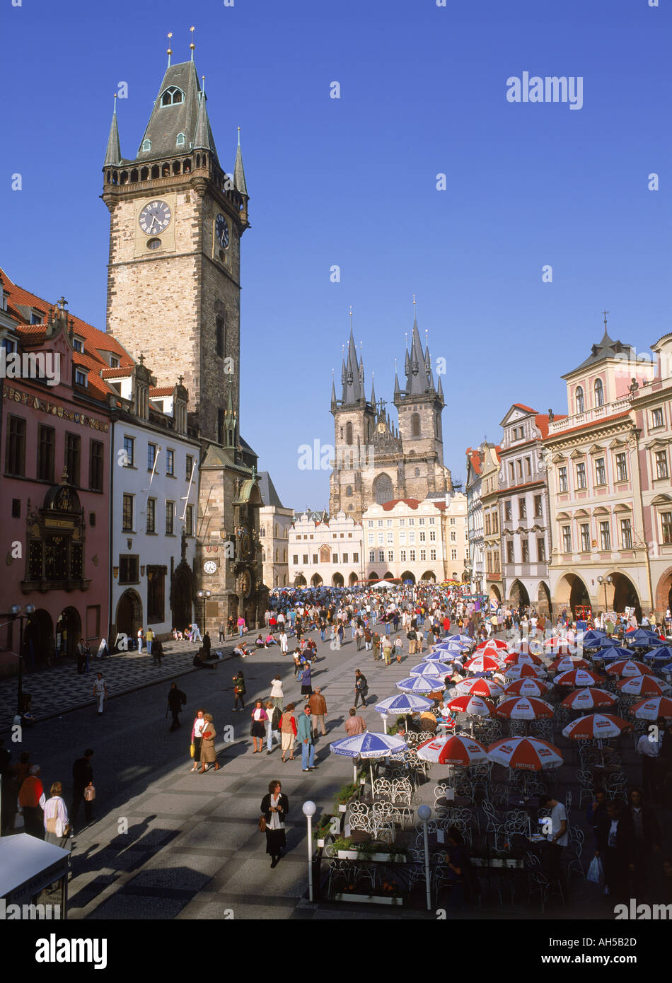 Altstädter Ring und Altstädter Rathaus mit Teynkirche in Prag Stockfoto