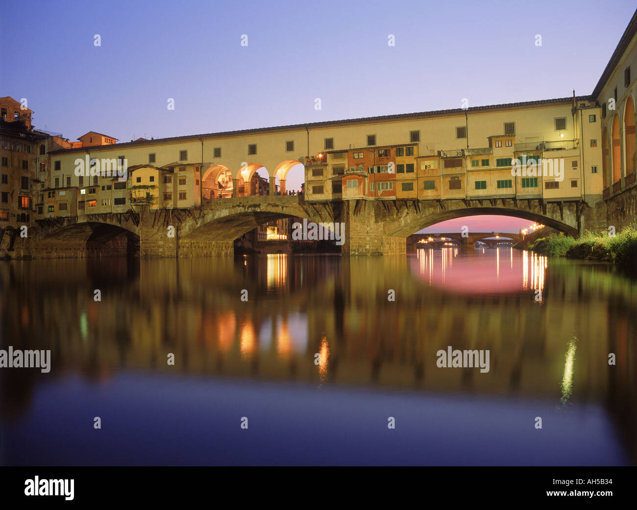 Ponte Vecchio über den Fluss Arno in Florenz in der Abenddämmerung Stockfoto