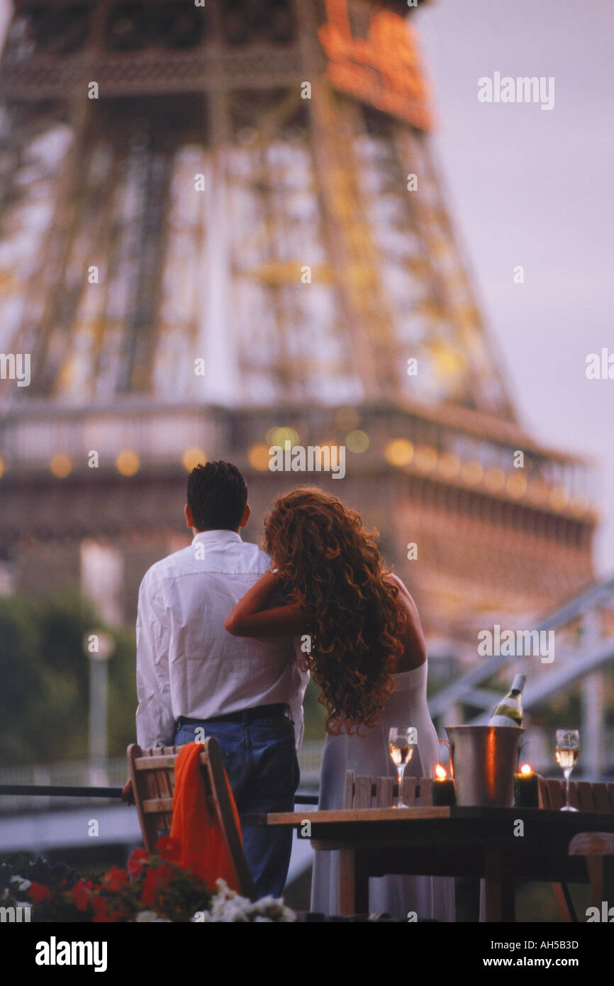 Paar am Seineufer Hausboot unter Eiffelturm romantischen Sonnenuntergang Stockfoto