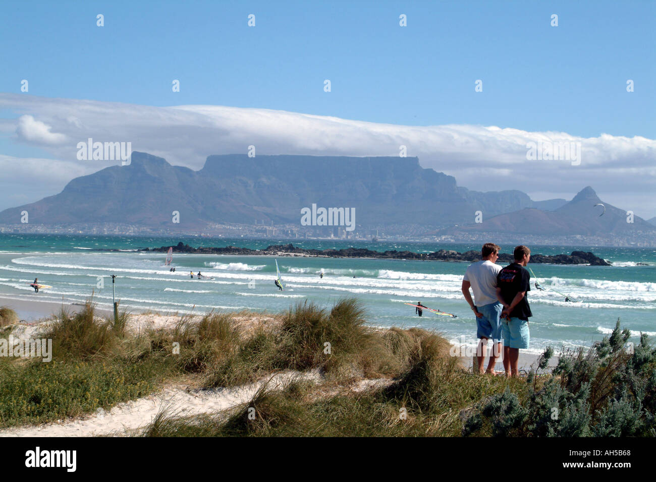 Table Mountain Cape Town gesehen über Tabelle Bucht von Bloubergstrand Strand Südafrika RSA Tischdecke Stockfoto