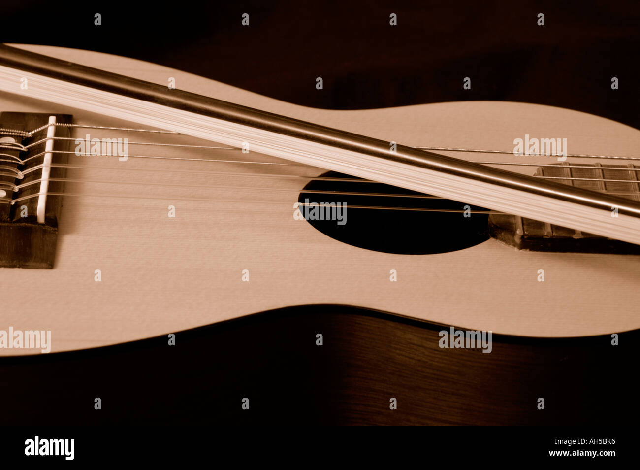 Geigenbogen über Instrument gelegt Stockfoto