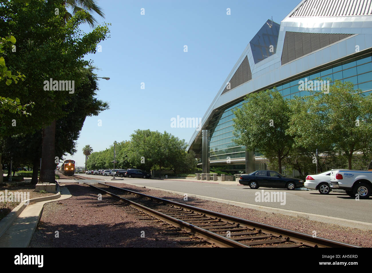 Fresno California City Hall, Güterzug auf nahe gelegenen Strecken Stockfoto