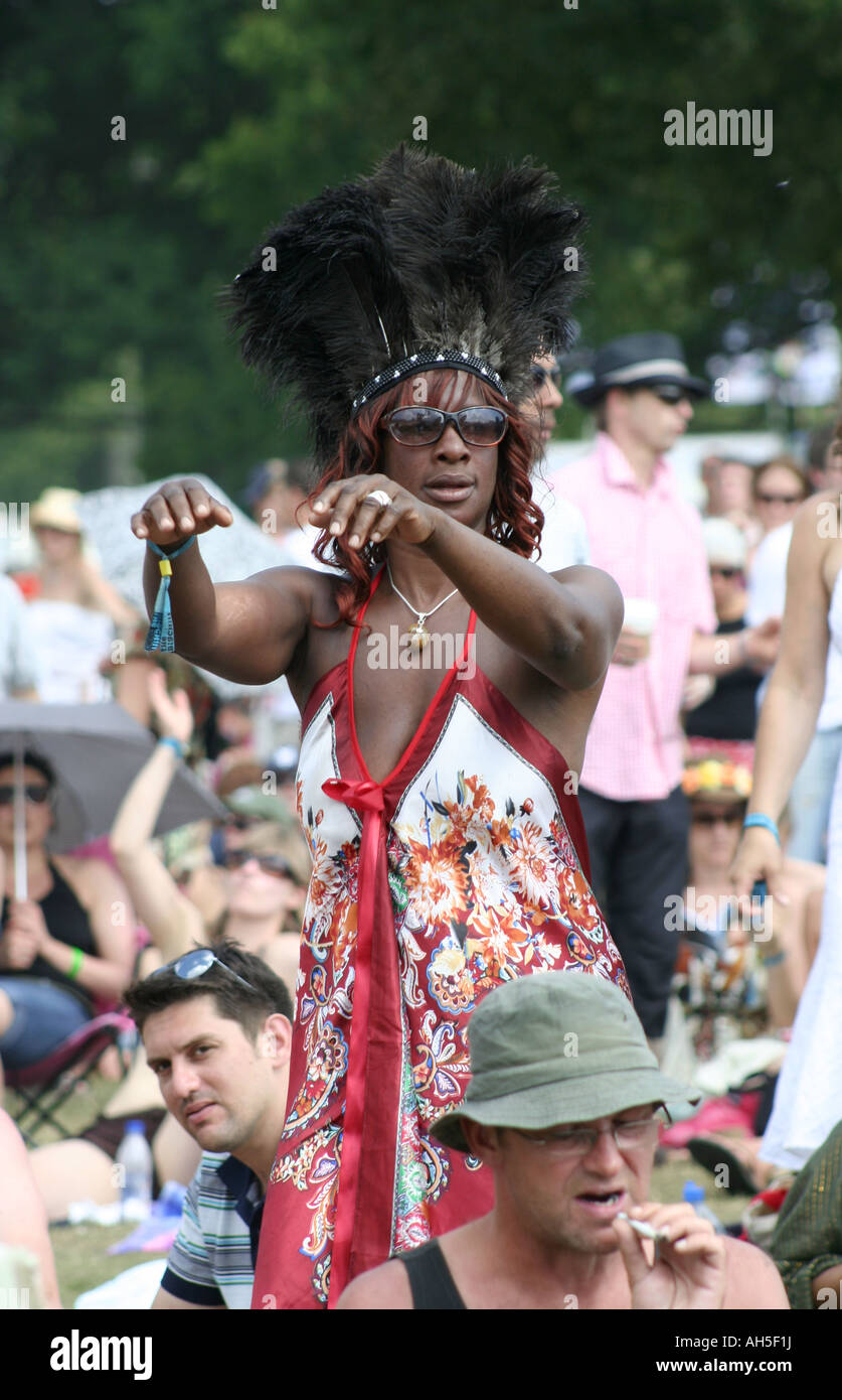 Flambouyantly gekleidete Dame tanzen in den Massen an "The Big Chill" Sommer-Musikfestival Stockfoto
