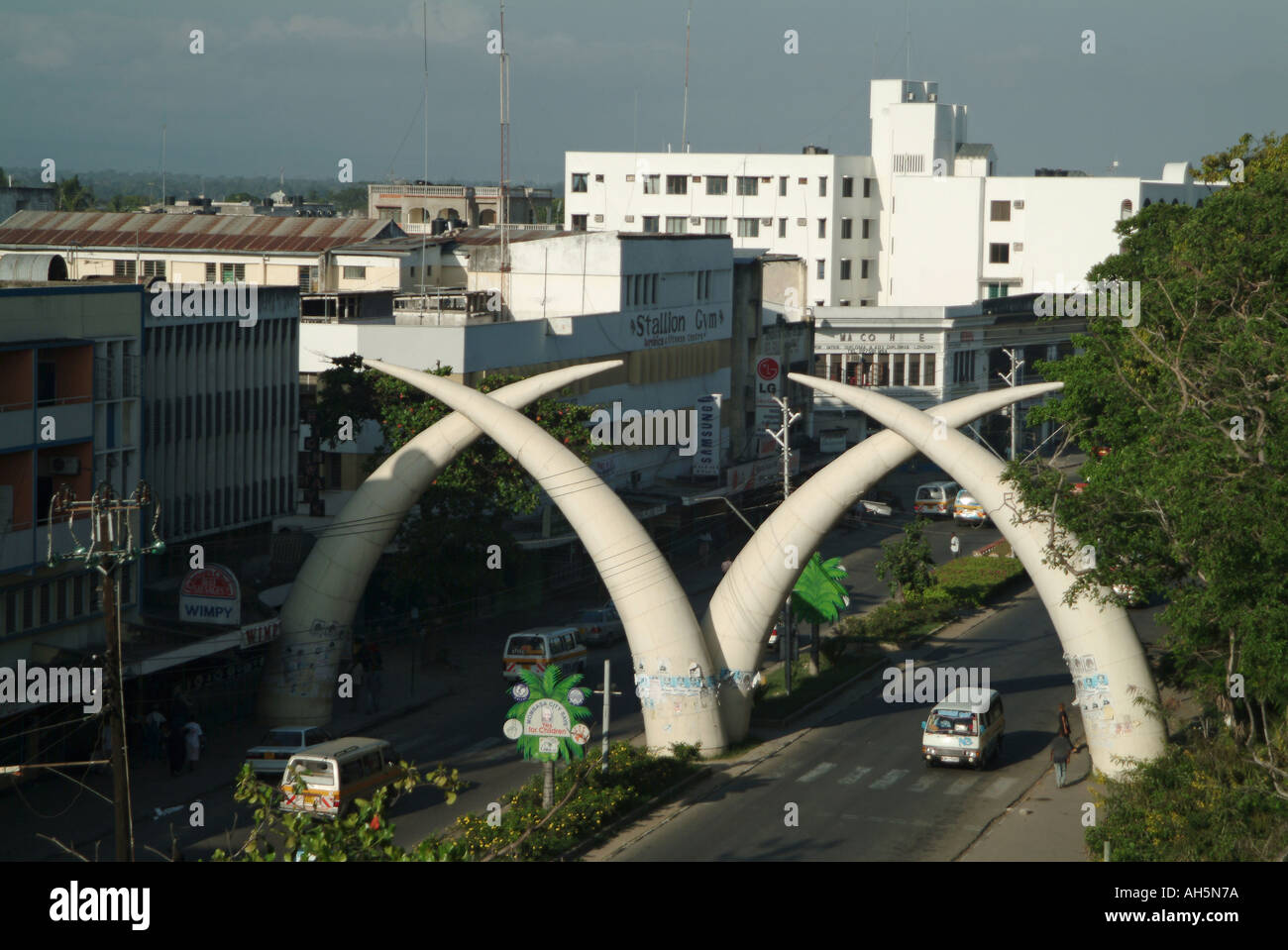 Riesiger Elefant tusk Denkmal auf Moi Avenue, Mombasa, Kenia, Ostafrika. Stockfoto