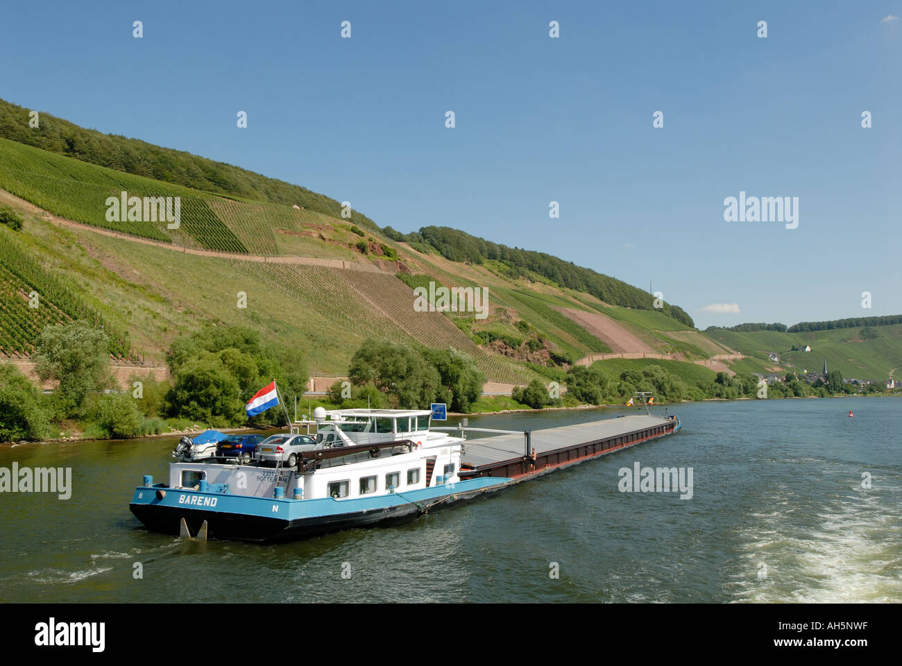 Ein Binnenschiff, das Transport von Gütern an der Mosel (Mosel) in Westdeutschland. Stockfoto
