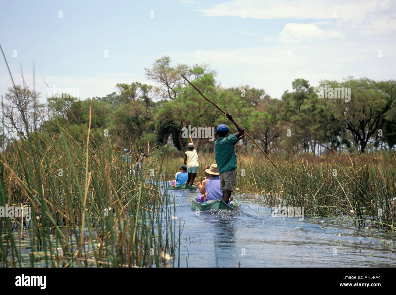 Touristen in ausgegraben Kanu Mokoro Okavango Delta Botswana Afrika Stockfoto