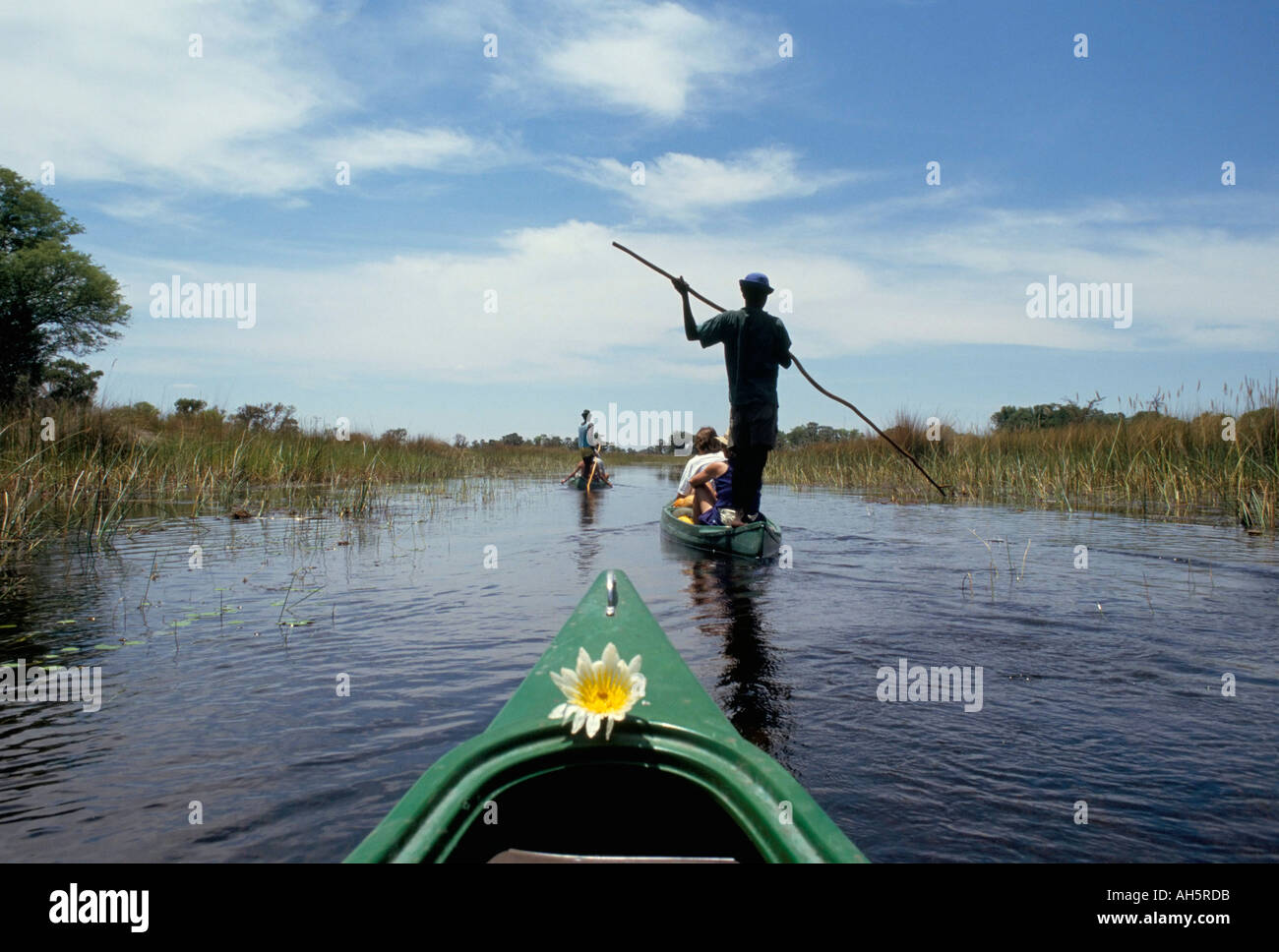 Touristen in ausgegraben Kanu Mokoro Okavango Delta Botswana Afrika Stockfoto