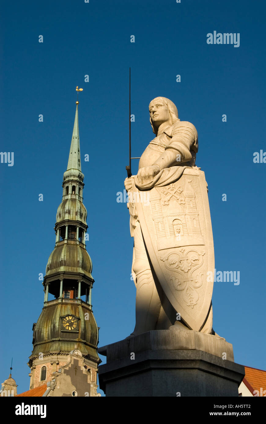 Statue von Roland auf Ratslaukums vor den Turm der St.-Peter Kirche Riga Lettland Stockfoto